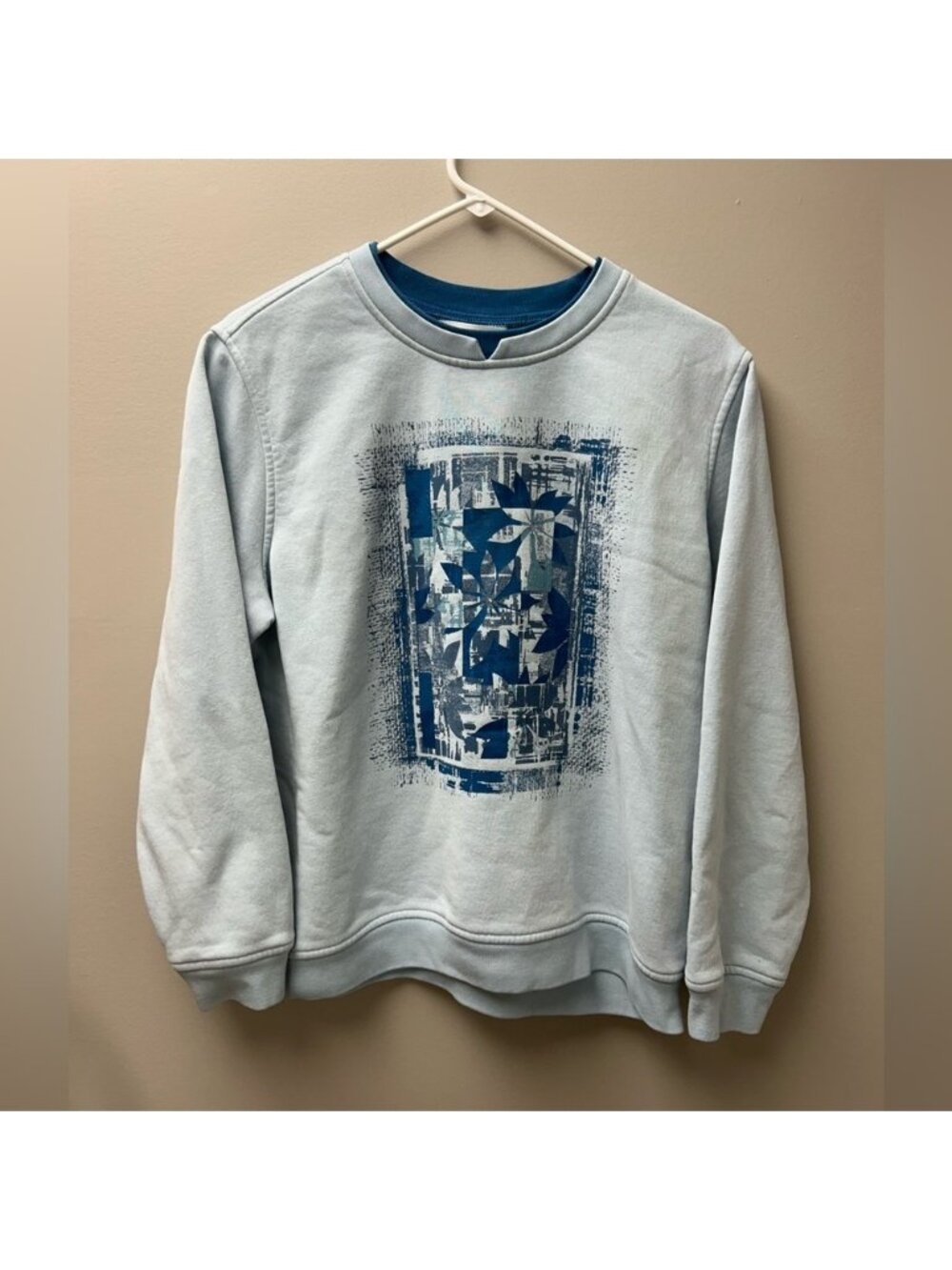 Northern Reflections Women’s Light Blue Abstract Art Crewneck